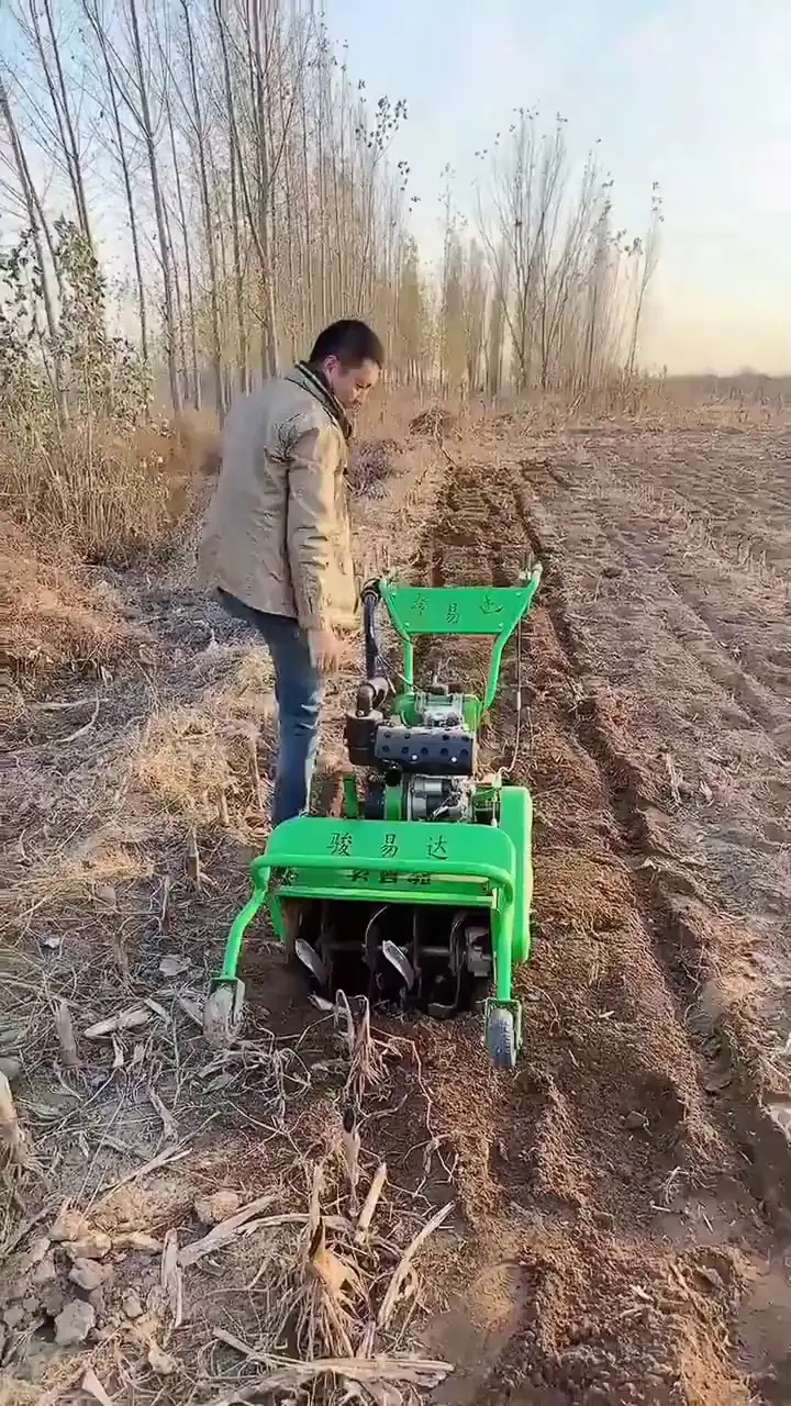 微耕机行间作业